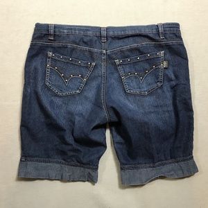 Up Uppers Size 36 Women’s Mid Rise Shorts